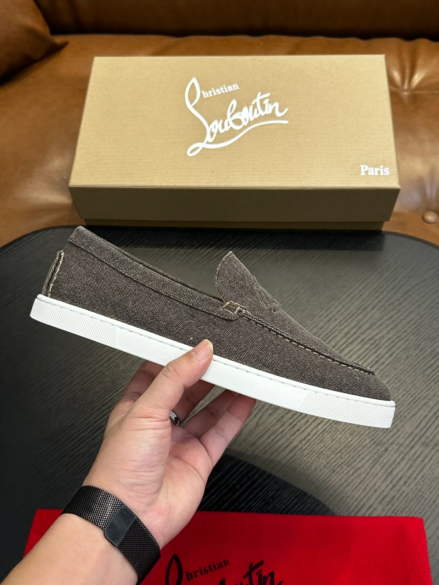 P760💰Christian Louboutin (red-soled shoes) Italian men’s casual sneakers are shipped! Each pair of shoes from this Italian handmade shoe brand has a simple and classic design, which is very comfortable and versatile! The upper fabric of this shoe is made of imported cowhide, with high-end and comfortable cowhide lining! The outsole is made of original rubber bottom sheets and is lined with cowhide! Brand-specific molded footbed, exclusive private mold control! Original box packaging, with shoe storage bag! 39 40 41 42 43 44 (38 45 46 customized)